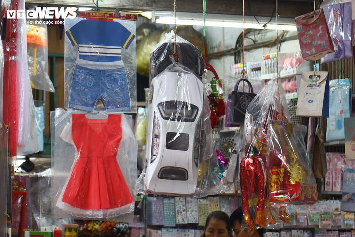 Vắng khách, người tiêu dùng ít mua những đồ vàng mã khủng khiến những món đồ đặc biệt như xe Mercedes, tivi Sony… bị treo ngược lên tường, trở thành hàng tồn.