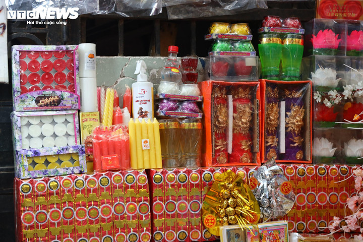 Theo khảo sát, người tiêu dùng ít mua vàng mã dịp Rằm tháng Giêng bởi nhiều người đã chuẩn bị trước. Hơn nữa, người tiêu dùng bắt đầu ngại đốt (hóa vàng) những loại vàng mã khủng.