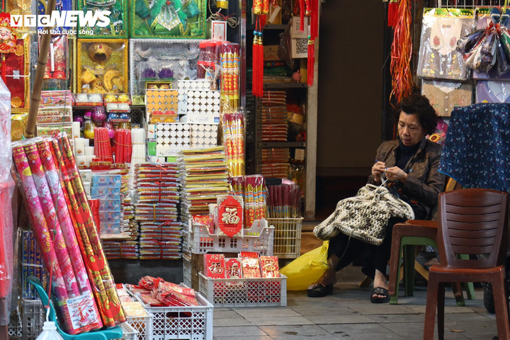 Bà N., chủ một cửa hàng vàng mã tại đây lý giải: “Năm nay, đa phần khách hàng đều đã mua vàng mã từ dịp Tết Nguyên đán, đến bây giờ mang ra hóa. Chứ ít người mua thêm đồ vàng mã mới".