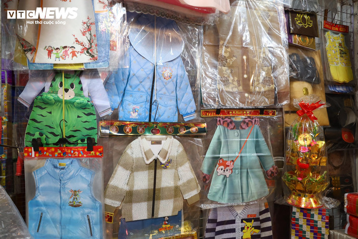 Còn Anh Phạm Tuấn (Cầu Giấy, Hà Nội) cho biết: “Nhà tôi ở khu tập thể, không có chỗ hóa vàng. Chỉ mang xuống sân khu tập thể mà đốt. Nếu nhiều vàng mã quá, cháy lớn sợ mất an toàn phòng cháy chữa cháy nên rất hạn chế".