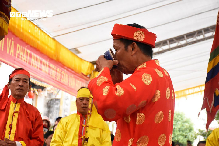 Chủ tế uống một ngụm rượu hoà máu gà. Phó trưởng thôn, các bô lão tham dự Lễ hội Minh Thề... sau đó cùng uống, khẳng định sự đoàn kết thực hiện đúng lời thề.