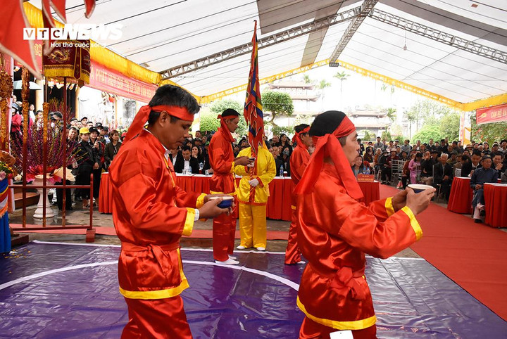 Trong thời gian xây dựng, ngoài diện tích chùa, một phần diện tích ruộng vườn được chia cho những người trông chùa canh tác, diện tích còn lại được cho cấy khoán. Sản phẩm thu được chia cho người nghèo trong vùng. Lương thực dư thừa được tích trữ hàng năm khoảng 3 tấn thóc, do người có chức sắc trong làng giữ. Để không xảy ra tình trạng tham nhũng của công, Thái Hoàng Thái hậu cùng với dân làng đã lập ra Hịch văn Hội Minh thề.