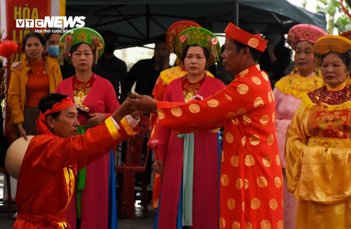 Trước khi những lời Hịch văn Minh Thề vang lên, các vị kỳ lão, chức sắc lần lượt được rước từ trong đền ra với nghi thức trang nghiêm. Dao bầu cũng được rước ra rồi trao cho chủ tế.