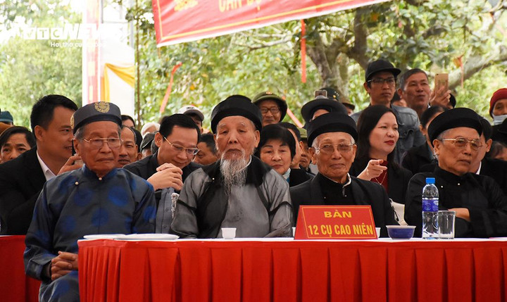 Sử sách ghi lại rằng, lễ hội Minh Thề có từ năm 1561 khi Thái Hoàng Thái hậu họ Vũ (vợ Thái thượng hoàng Mạc Đăng Dung) đến lập ấp Lan Niểu (nay là thôn Hòa Liễu), vận động dân làng mở rộng diện tích chùa, làm mới tượng Phật. Bà đã xuất tiền mua được 25 mẫu, 8 sào, 2 thước ruộng. Sau đó, những người dân trong làng thấy việc cung tiến ở chùa mang lại phúc đức nên cung tiến cả ruộng vườn vào chùa.