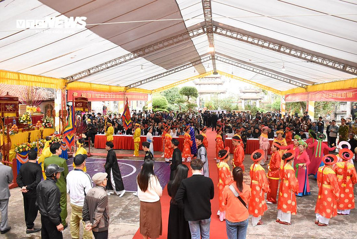 Mặc dù diễn ra trong tiết trời mưa rét nhưng lễ hội vẫn thu hút sự tham gia của đông đảo người dân trong và ngoài xã Thuận Thiên.