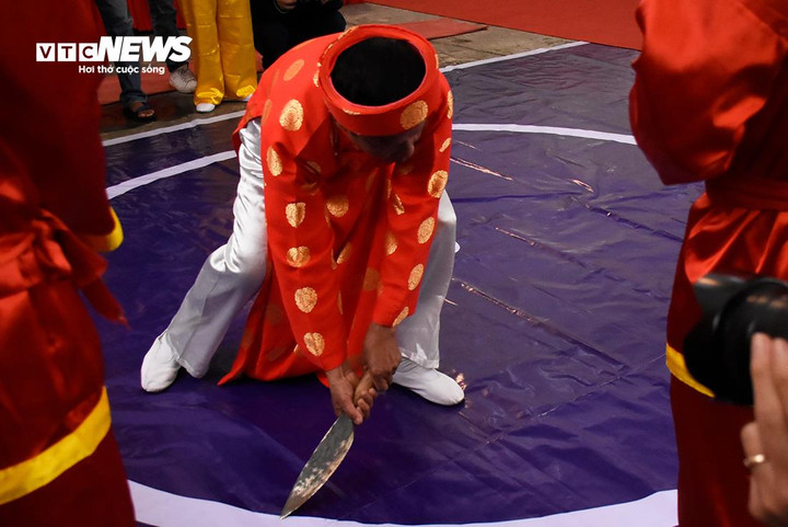 Chủ tế dùng dao vẽ một vòng tròn lớn tượng trưng giữa đài thề và cắm dao vào chính giữa vòng tròn ấy. Con dao thiêng cũng được dùng để cắt tiết gà.