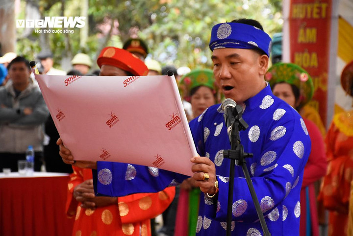 Đại diện tư văn đọc Hịch văn Minh thề, trong đó nêu rõ: “Nếu lấy của công làm việc công được thần linh ủng hộ. Nhược bằng, có lòng tham, lấy của công làm của tư, nguyện cầu thần linh đả tử! Y như lời thề…”, “Người nào tà tâm trộm cắp của nhau, nguyện cầu thần linh đả tử. Y như lời thề…”.