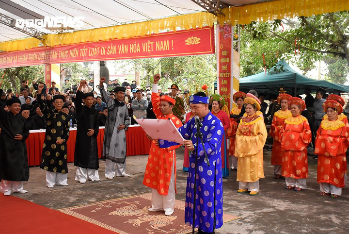 Những người tham gia nghi lễ cùng giơ tay cao "xin thề".