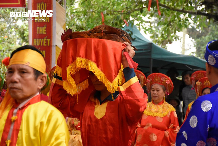 Sau đó là nghi lễ cắt tiết gà để uống máu ăn thề. Gà trống hành lễ lông vàng, chân vàng, mỏ đỏ, mào cờ.