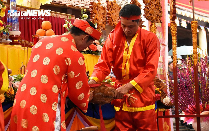 Nghi lễ diễn ra rất cầu kỳ theo quy định truyền thống từ ngàn đời.