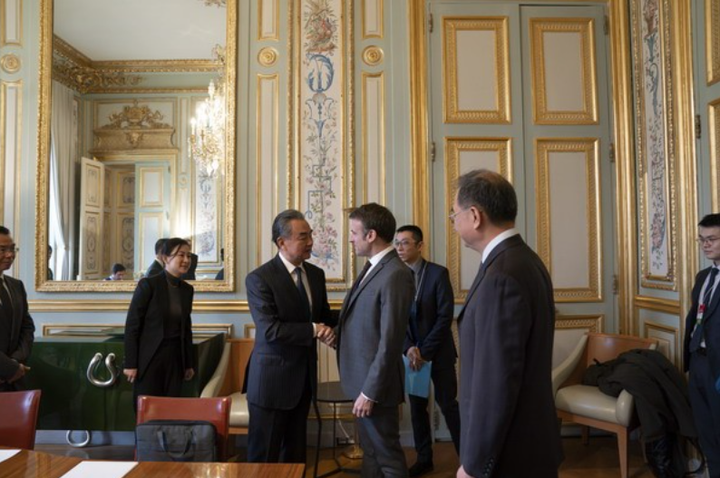 Ngoại trưởng Trung Quốc Vương Nghị gặp Tổng thống Pháp Emmanuel Macron tại Paris ngày 20/2. (Ảnh: SCMP)