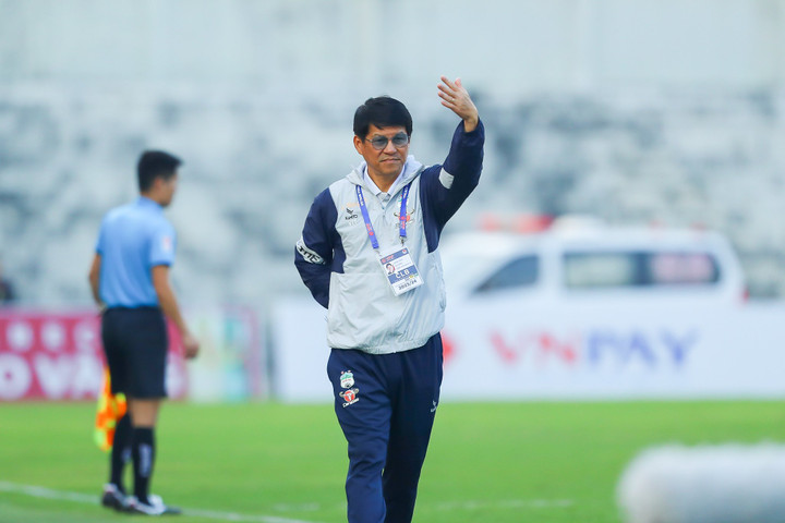 HLV Vũ Tiến Thành cần sớm mang lại kết quả tốt cho HAGL khi đội bóng này đứng chót bảng.