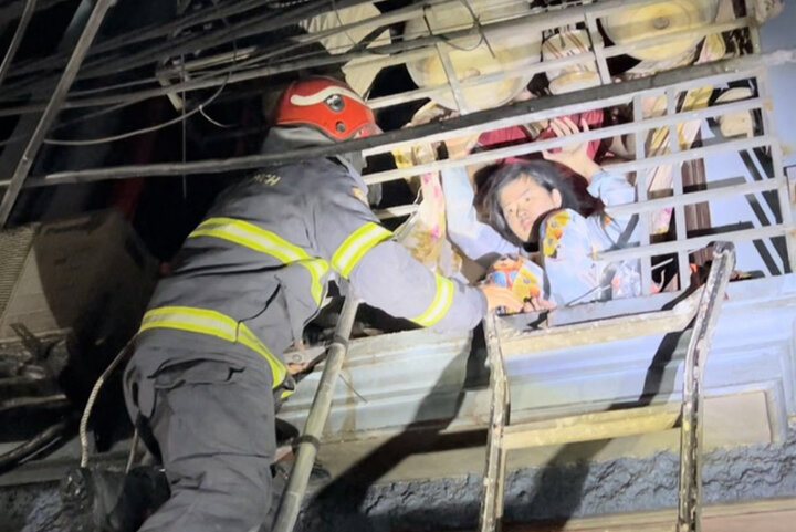 Đội Cảnh sát PCCC&CNCH Công an quận Hai Bà Trưng kịp thời cứu 3 người, trong đó có em bé 6 tháng tuổi khỏi đám cháy ở phường Quỳnh Lôi.