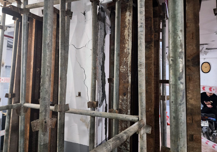 Cột bê tông của tòa chung cư mini bị nứt toác.