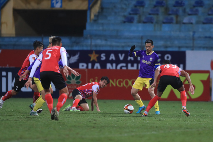 Hà Nội FC đi tìm bàn thắng thứ 2.