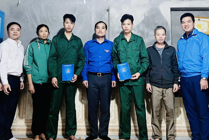 Lãnh đạo Tỉnh Đoàn Hòa Bình tặng quà cho 2 anh em song sinh tình nguyện nhập ngũ.