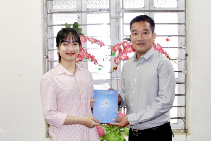 Bí thư Tỉnh đoàn Hoà Bình Nguyễn Duy Tư tặng quà động viên em Nguyễn Bình Dương. (Ảnh: Tỉnh đoàn Hoà Bình)