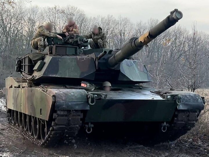Binh sĩ Ukraine với xe tăng M1A1 Abrams.