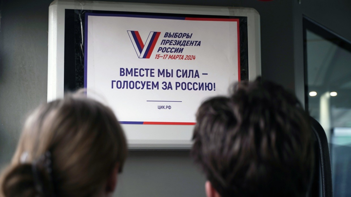 Poster tuyên truyền bầu cử tổng thống trên phương tiện giao thông công cộng ở Nga. (Ảnh: Sputnik)