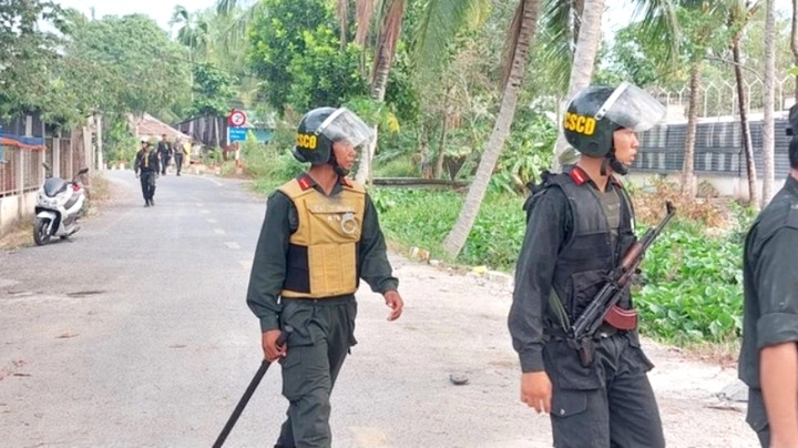 Lực lượng chức năng truy tìm các học viên cai nghiện bỏ trốn. (Ảnh: Trần Thanh Phong)