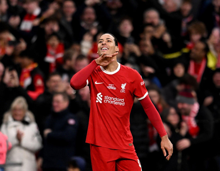 Van Dijk đưa Liverpool vượt lên. (Ảnh: Getty Images)