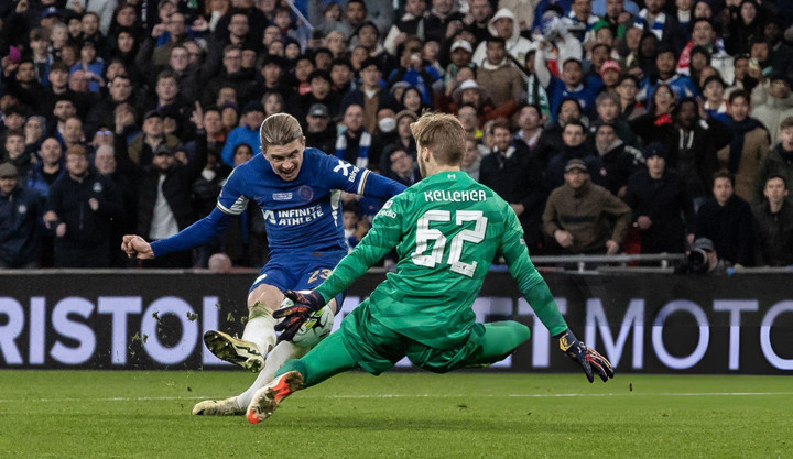 Chelsea liên tục bỏ lỡ cơ hội, trong khi Liverpool bế tắc ở hàng công vì thiếu nhân tố tạo đột biến. HLV Klopp chỉ có thể tung những cầu thủ trẻ ít tên tuổi vào sân.