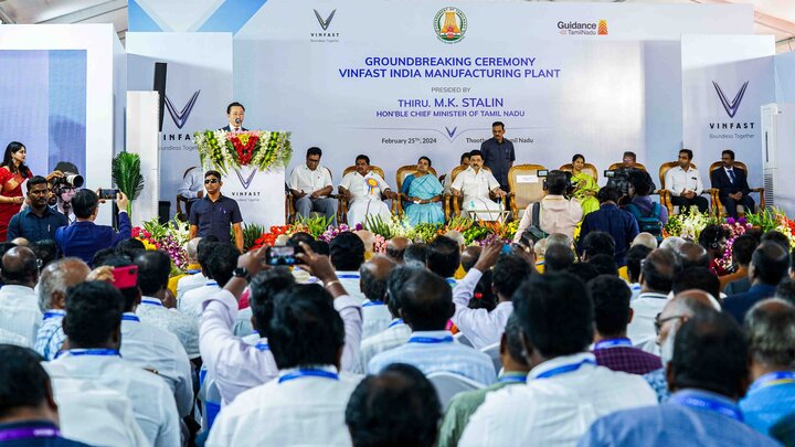 Các đại biểu tại lễ động thổ nhà máy xe điện của VinFast tại Ấn Độ.