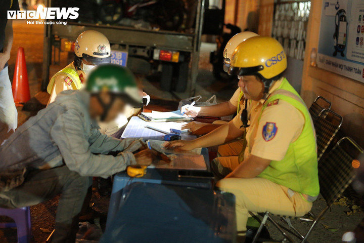 Có nồng độ cồn 0,260mg/lít khí thở, ông H. bị CSGT lập biên bản xử phạt 4,5 triệu đồng, tước bằng lái 17 tháng.