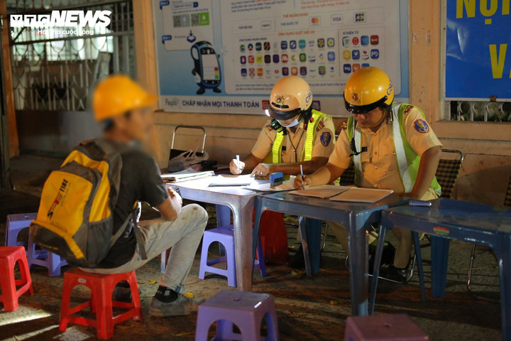 Có nồng độ cồn mức 0,443mg/lít khí thở, ông P. cho biết đã uống 3 lon bia trong tiệc nhậu được chủ nhà mời.