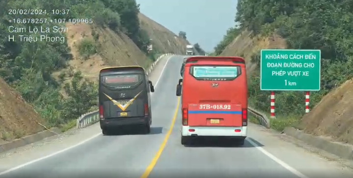 Ô tô khách màu đen bất chấp nguy hiểm vượt ẩu, lấn làn trên cao tốc Cam Lộ - La Sơn.