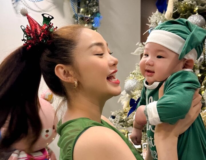 Trước đó, Minh Hằng lần đầu hé lộ gương mặt con trai đáng yêu trong dịp Giáng sinh. Nữ diễn viên gọi con trai là "ông già Noel mini cho mẹ hạnh phúc từng phút giây".