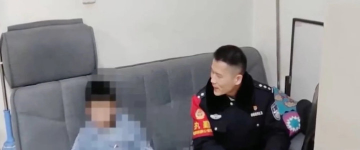 Sau cuộc trò chuyện kéo dài với các sỹ quan cảnh sát hiểu rõ lý do tại sao cậu bé lang thang một mình trong bộ đồ ngủ. (Ảnh: Weibo)