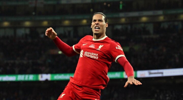 Van Dijk giúp Liverpool giành cúp. (Ảnh: Getty Images)