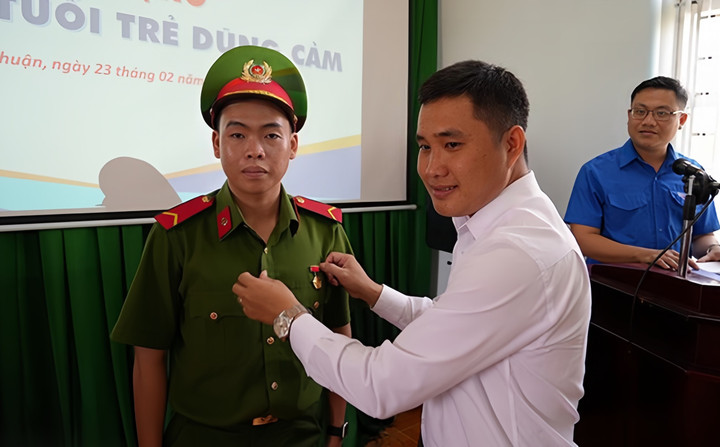 Ông Trương Minh Quang - Ủy viên Ban chấp hành Trung ương Đoàn, Bí thư Tỉnh đoàn trao Huy hiệu “Tuổi trẻ dũng cảm” cho chiến sĩ Công an Hồ Tài. (Ảnh: Công an tỉnh Bình Thuận)
