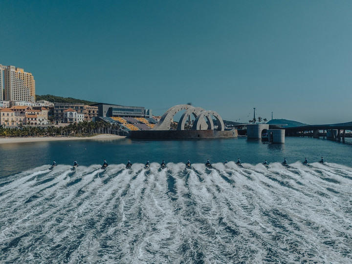 Những vận động viên Jetski luyện tập trình diễn trước thềm show ra mắt.