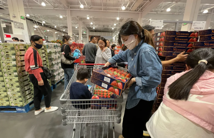 Người dân mua thực phẩm tại siêu thị Costco ở Thâm Quyến. (Ảnh: CNN)