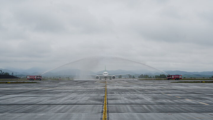 Máy bay C919 được chào đón bằng nghi thức phun vòi rồng khi vừa hạ cánh tại cảng hàng không quốc tế Vân Đồn, Quảng Ninh.