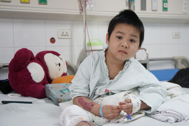 Cậu bé mong có thể sớm khỏi bệnh để về đi học. (Ảnh: Nguyễn Ngoan)