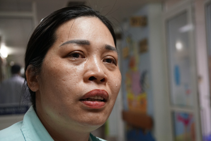 Chị Dung bật khóc nghĩ đến những đau đớn mà con phải trải qua. (Ảnh: Nguyễn Ngoan)