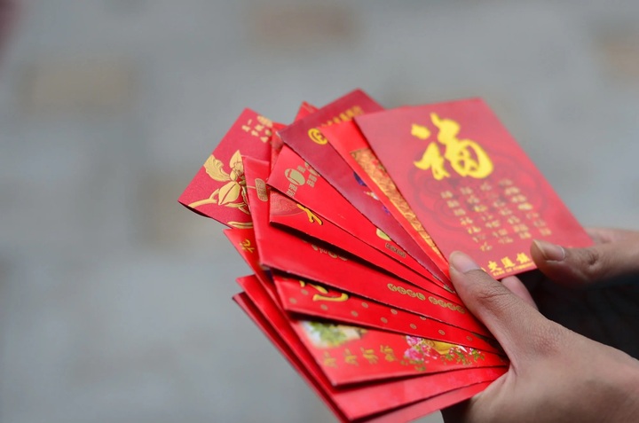 Đòi chia một nửa số tiền lì xì của con khi ly hôn, người cha gây phẫn nộ. (Ảnh minh họa: Getty Images)