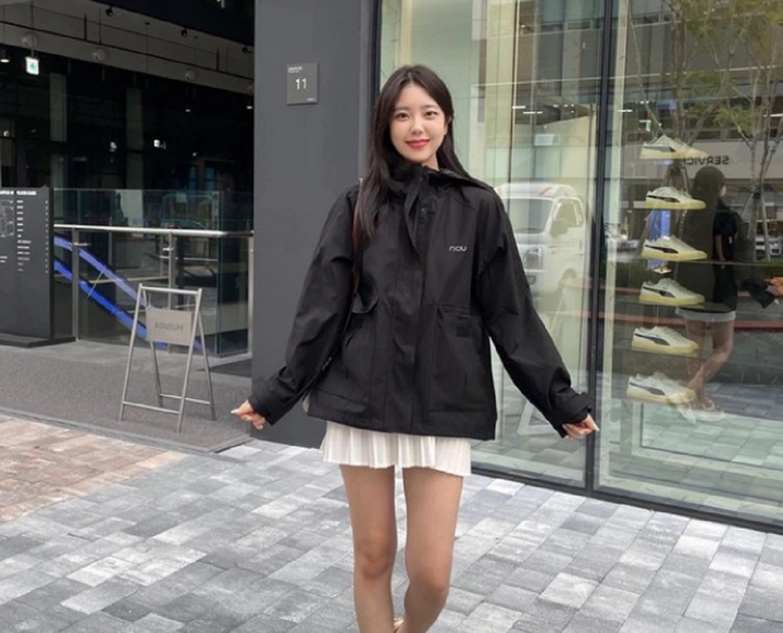 Áo khoác gió dễ dàng kết hợp với nhiều kiểu trang phục.