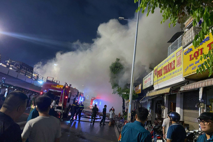 Khói bốc cao từ trong cửa hàng gỗ mỹ nghệ. (Ảnh: Như Sỹ)