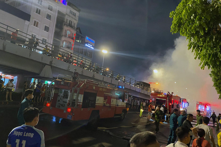 Nhiều xe chữa cháy được huy động tới hiện trường. (Ảnh: Như Sỹ)
