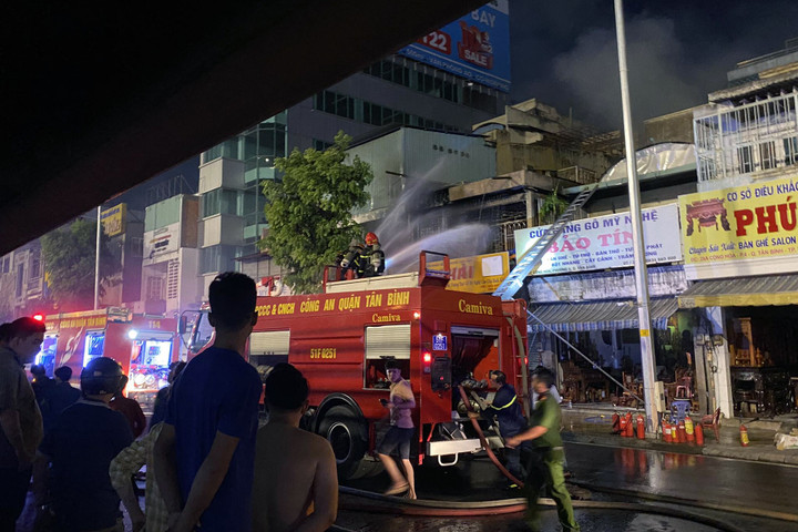 Lực lượng phòng cháy chữa cháy và cứu nạn cứu hộ được huy động tới hiện trường. (Ảnh: Như Sỹ)