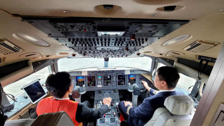 Còn máy bay phản lực thế hệ mới ARJ21 do Trung Quốc tự nghiên cứu sản xuất cũng đã được giao cho 12 khách hàng với số lượng 127 chiếc, vận chuyển trên 11 triệu hành khách, khẳng định được tính an toàn và độ tin cậy của máy bay.