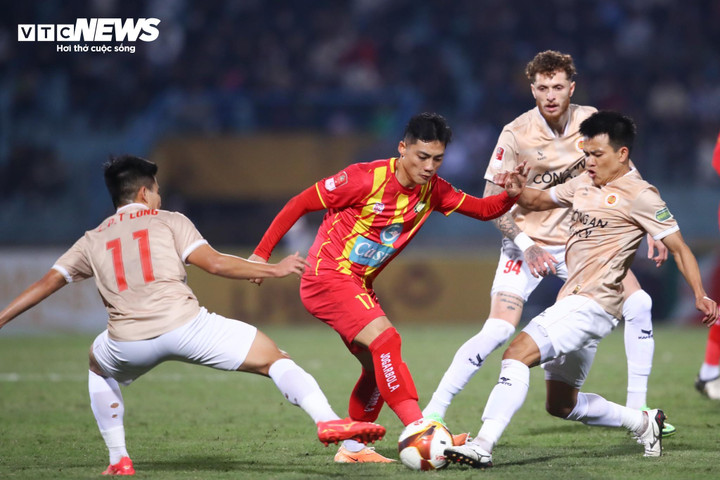 CLB Công an Hà Nội chủ động đá chắc sau khi có bàn mở tỷ số. (Ảnh: Kim Chi)