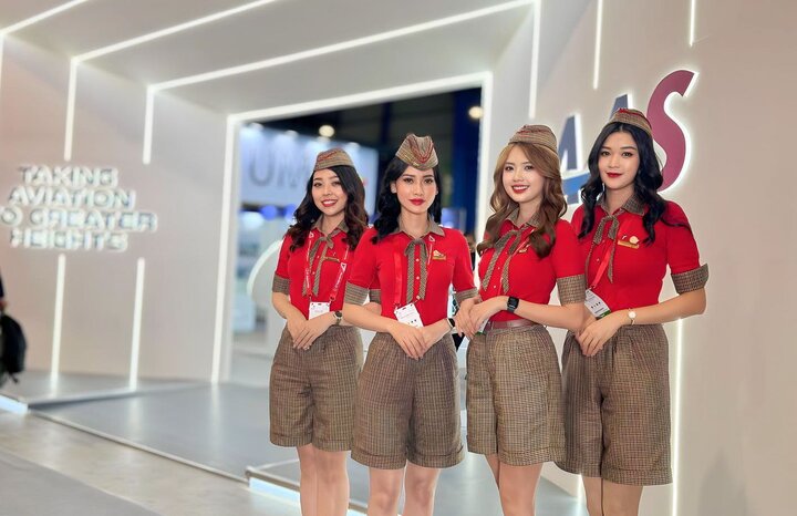 Ấn tượng hình ảnh tiếp viên hàng không Vietjet tại Singapore Airshow 2024 - 3