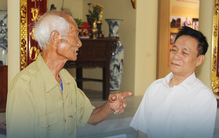 Nhà nghiên cứu Nguyễn Thế Vinh (áo trắng) trò chuyện với ông Trần Hữu Vịnh về các nguyên mẫu của Chí Phèo.