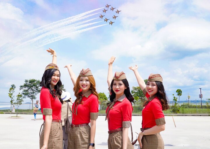 Ấn tượng hình ảnh tiếp viên hàng không Vietjet tại Singapore Airshow 2024 - 1
