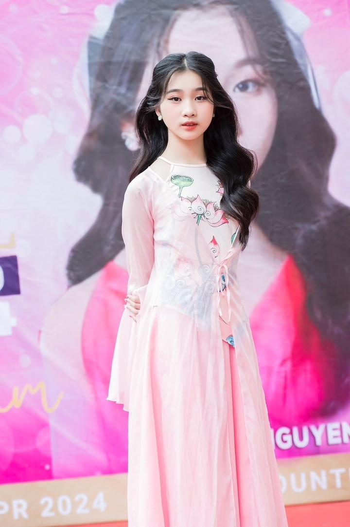 Ngoài ra cô bé còn yêu thích thể thao, làm MC và là gương mặt mẫu nhí quen thuộc trên sàn diễn. Phương Thảo từng làm vedette trong BST của NTK Trần Thanh Mẫn.